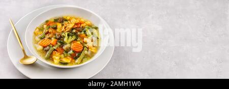Zuppa di verdure vegane su sfondo chiaro Foto Stock