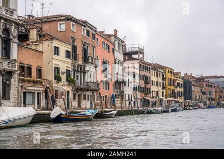 Venezia, ITALIA - 29 ottobre 2019: Barche ormeggiate all'argine nel canale storico di Cannaregio, sparate il 29 ottobre 2019 in luminosa luce autunnale torbida Foto Stock