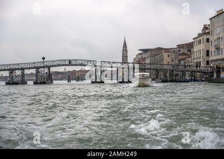 Venezia, ITALIA - 29 ottobre 2019: Ponte pedonale temporaneo per l'isola del cimitero di san Michele, girato il 29 ottobre 2019 in luminosa luce autunnale torbida a Ve Foto Stock