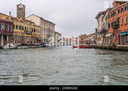 Venezia, ITALIA - 29 ottobre 2019: Paesaggio urbano con vecchie case, argini, barche e ponti, girato il 29 ottobre 2019 in luminosa luce autunnale torbida a Mura Foto Stock