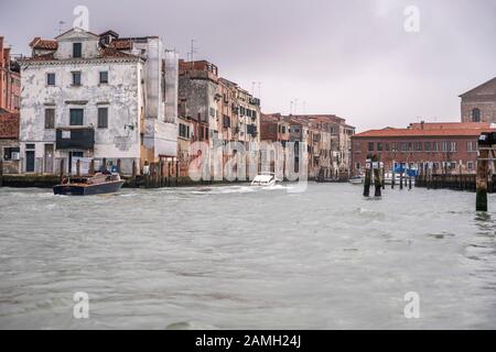 Venezia, ITALIA - 29 ottobre 2019: Barche a motore che entrano nel canale storico di Cannaregio fiancheggiata da vecchie case pittoresche, sparate il 29 ottobre 2019 a brigata Foto Stock