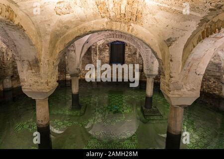 Cripta sott'acqua nella Basilica di San Francesco a Ravenna, Italia. Foto Stock