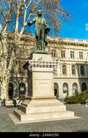 Bologna, ITALIA - 15 FEBBRAIO 2018: Statua bronzea dello statista italiano Marco Minghetti a Bologna, Italia. La scultura è stata realizzata dallo scultore italiano Giuli Foto Stock