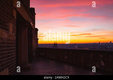 Vista dalle scale del vecchio castello accanto al castello di Praga tu, Praga, Repubblica Ceca. Oggi sono diventati molto popolari come i più frequenti e scenici Foto Stock