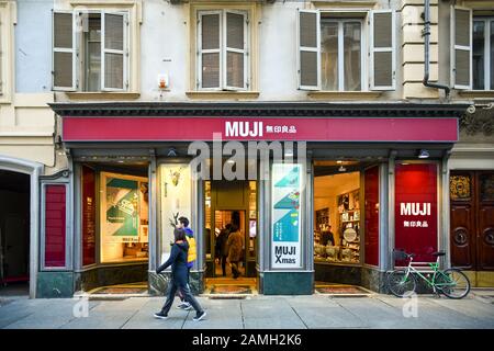 Esterno di Muji Japanese, marchio minimalista in Via Garibaldi nel centro storico di Torino durante le vacanze di Natale, Piemonte, Italia Foto Stock