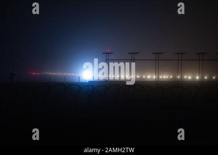 pista di navigazione nebbia e stroboscopica Foto Stock