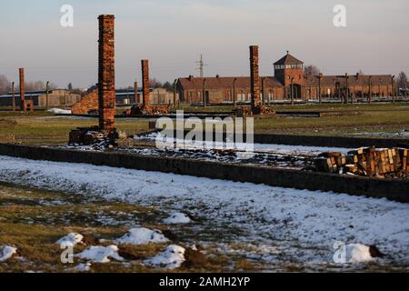 Oswiecim, POLONIA - Auschwitz Birkenau un ex campo di sterminio nazista a Brzezinka. I camini di mattoni crematorio lasciarono in rovina a Birkenau Foto Stock