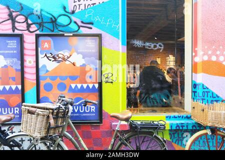 Variopinto Street art tra i negozi di moda di design su Kopstraatje in Kammenstraat, nel quartiere 4th del centro di Anversa, Belgio nord Europa Foto Stock