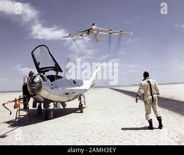 Il pilota di ricerca della NASA Bill Dana, che guarda la nave da crociera NB-52B della NASA dopo un volo di ricerca nella HL-10 (a sinistra), presso il Dryden Flight Research Center, Edwards, California, Stati Uniti, 20 maggio 1969. Immagine gentilmente concessa dalla NASA. () Foto Stock