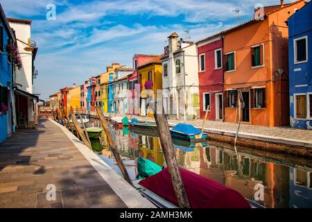 Case colorate in città sull'isola. E' un'isola vicina a Venezia, Italia. Foto Stock