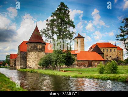 Il Castello D'Acqua di Svihov è situato nella regione di Pilsen, Repubblica Ceca, Europa. Ci sono canali d'acqua intorno al castello di pietra Foto Stock