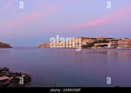 Bellissima vista di La Valletta a Malta. Foto scattata la sera sun da Ta' Xbiex. Foto Stock