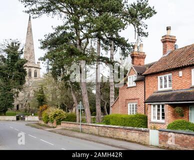 La chiesa e le case nel villaggio rurale di Colston Bassett, Nottinghamshire, England, Regno Unito Foto Stock