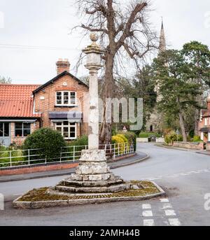 Il vecchio mercato croce nel villaggio di Colston Bassett, Nottinghamshire, England, Regno Unito Foto Stock