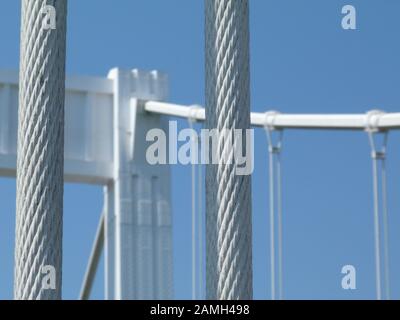 Ponte Elisabetta a Budapest. Elegante ponte sospeso in acciaio bianco con messa a fuoco selettiva. Cavo in acciaio pesante e spesso. Montante principale e telaio Foto Stock