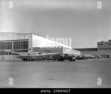 Fotografia dell'aeromobile Douglas X-3 Stiletto trainato dietro l'hangar NACA verso il lago, base dell'aeronautica Edwards, California, Stati Uniti, 27 ottobre 1956. Immagine gentilmente concessa dalla NASA. () Foto Stock