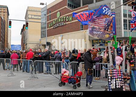 Trump sostenitori di attendere al di fuori del centro di Huntington a Toledo, Ohio, USA per assistere il 2020 Trump rielezione campagna rally su Gennaio 9, 2020. Foto Stock