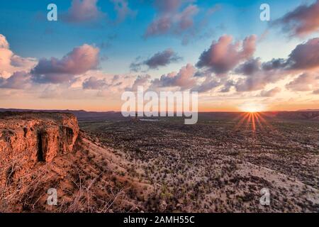 Vista sulle montagne di Damaraland. Da Vingerklip Lodge si può camminare sulla cima. Ammira il tramonto o l'alba. Destinazione di viaggio e buon safari Tour Foto Stock