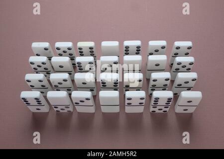 Set di piastrelle Domino utilizzato per il gioco da tavolo di Dominos. Piastrelle disposte in 4 file di 7 piastrelle. Foto Stock