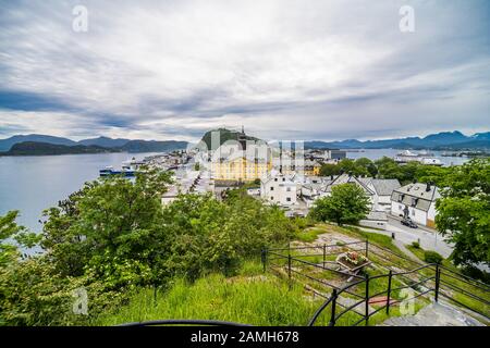 Alesund, NORVEGIA - Giugno 2019: Centro di Alesund. Alesund è una città e un comune della contea Di More og Romsdal Foto Stock