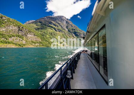 Geiranger, Norvegia - Giugno, 2019: Nave da crociera Hurtigruten in barca a vela sul Geirangerfjord, una delle destinazioni più popolari in Norvegia e nel mondo UNESCO Foto Stock