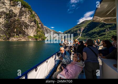 Geiranger, Norvegia - Giugno, 2019: Nave da crociera Hurtigruten in barca a vela sul Geirangerfjord, una delle destinazioni più popolari in Norvegia e nel mondo UNESCO Foto Stock