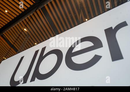 Segnaletica per la nuova sede, in fase di costruzione, per la società di riprogettazione Uber nel quartiere Mission Bay di San Francisco, California, 5 dicembre 2019. () Foto Stock