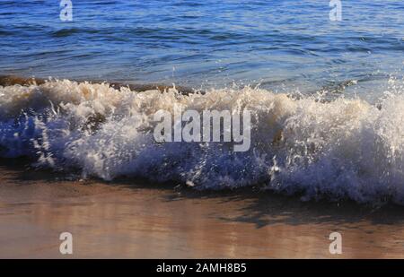 Onde, spiaggia, mare, acqua gorgogliante Foto Stock