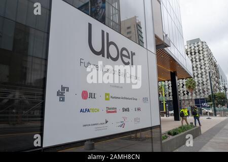 Segnaletica per la nuova sede, in fase di costruzione, per la società di riprogettazione Uber nel quartiere Mission Bay di San Francisco, California, 5 dicembre 2019. () Foto Stock