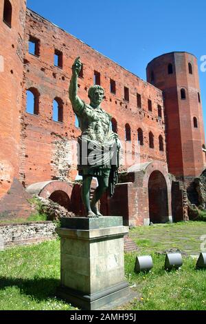 Torino Piemonte, in Italia il Parco Archeologico delle rovine romane e la statua di Cesare Augusto con Torri Palatine in background Foto Stock