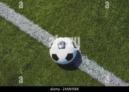 Palla da calcio vintage su erba verde sulla linea bianca Foto Stock