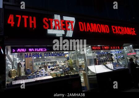 47th Street Diamond Exchange all'angolo tra 47th Street e Sixth Avenue nel quartiere dei diamanti su E. 47th Street, Midtown Manhattan, New York City Foto Stock