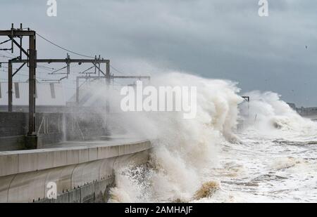 Saltcoat, Ayrshire, Scozia, Regno Unito. 13th gennaio 2020. Durante la tempesta Brendan, enormi onde si infrangono contro la costa di Saltcoat. La tempesta ha colpito l'intera costa occidentale del Regno Unito e ha provocato un'interruzione generalizzata dei viaggi. Iain Masterton/Alamy Live News Foto Stock