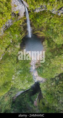 Veduta aerea del drone della cascata 'Risco' e punto panoramico in 'Paul da Serra', isola di Madeira, Portogallo Foto Stock