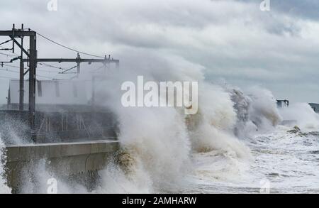 Saltcoat, Ayrshire, Scozia, Regno Unito. 13th gennaio 2020. Durante la tempesta Brendan, enormi onde si infrangono contro la costa di Saltcoat. La tempesta ha colpito l'intera costa occidentale del Regno Unito e ha provocato un'interruzione generalizzata dei viaggi. Iain Masterton/Alamy Live News Foto Stock