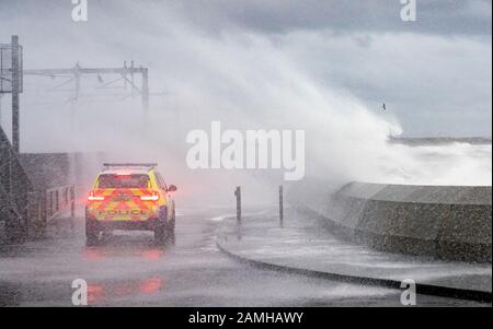 Saltcoat, Ayrshire, Scozia, Regno Unito. 13th gennaio 2020. Durante la tempesta Brendan, enormi onde si infrangono contro la costa di Saltcoat. La tempesta ha colpito l'intera costa occidentale del Regno Unito e ha provocato un'interruzione generalizzata dei viaggi. Iain Masterton/Alamy Live News Foto Stock