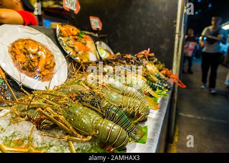 Bangkok/Thailand-05 Dicembre 2019: Scene dal mercato del cibo notturno Talat Rot Fai, con grandi aragoste su ghiaccio pronte per la vendita sul ghiaccio Foto Stock