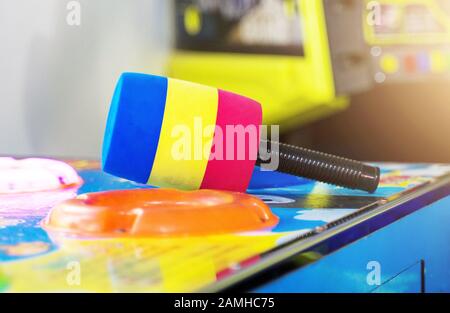 Macchina da gioco a gettoni con martello nel parco divertimenti. Foto Stock