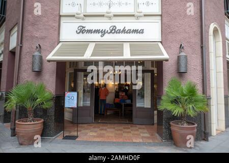 Facciata di Tommy Bahama negozio di abbigliamento al Santana Row shopping mall di Silicon Valley, San Jose, California, 12 dicembre 2019. () Foto Stock