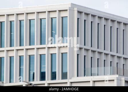 Disegno geometrico da parte della facciata dell'edificio. Architettura moderna di edifici commerciali, pareti e finestre in vetro. Architettura astratta indietro Foto Stock