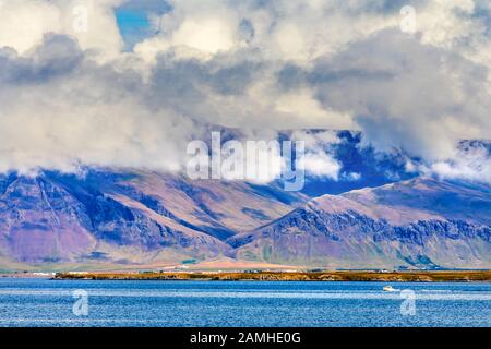 Cloudy Mountains Harbour Reykjavik Islanda. Spesso il tempo in Islanda, nuvoloso e modificabile. Foto Stock
