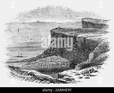 Le colonne di basalto con giunture esagonali (simili in struttura al Selciato del Gigante nell'Irlanda del Nord) a Fingal's Cave, una grotta marina sull'isola disabitata di Staffa, nelle Ebridi Interne della Scozia. Formata dall'azione di raffreddamento sulle superfici superiore e inferiore della lava solidificata, si è tradotta in contrazione e fratturazione, passaggio a un normale schema di frattura esagonale con fratture perpendicolari alle superfici di raffreddamento. Man mano che il raffreddamento continuava, queste crepe si prolungavano gradualmente verso il centro del flusso, formando le lunghe colonne esagonali viste oggi. Foto Stock