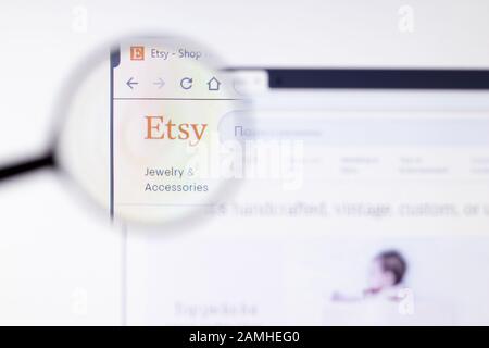 San Pietroburgo, Russia - 10 gennaio 2020: Pagina del sito web di Etsy su display portatile con logo, editoriale Illustrativo Foto Stock