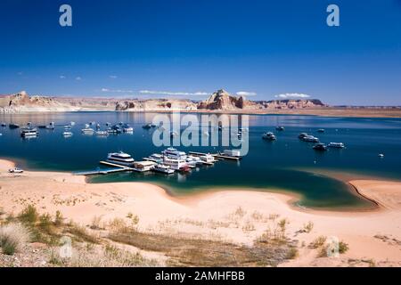 Wahweep marina a Lake Powell, Arizona, USA con case galleggianti e altre barche Foto Stock