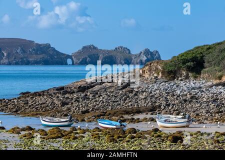 Panorama di una spiaggia in Bretagna, vicino Camaret-sur-Mer, con barche da pesca Foto Stock