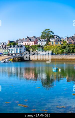 Camaret-sur-Mer in Bretagna, il porto, e case tipiche Foto Stock