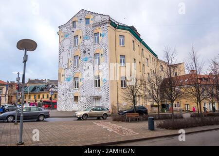 Vilnius, Lituania - 15 dicembre 2019: Street Art Mural dell'artista italiano Millo Francesco Camillo Giorgino sulla facciata di fronte al mercato di Hales Foto Stock