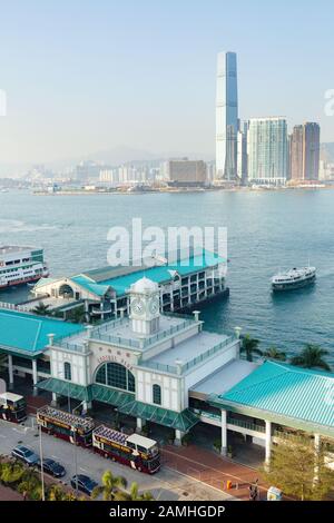 Traghetto Star in arrivo per ormeggiare al Molo 7, Hong Kong Central Pier, Hong Kong Island, Hong Kong Asia, Kowloon in lontananza in una giornata di sole nel mese di novembre Foto Stock