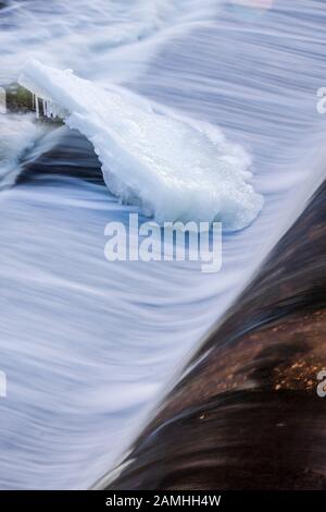 Il Cedar Creek di Cedarburg si blocca raramente a causa delle cascate che cadono a 60 piedi nella parte inferiore del torrente. Cicli di congelamento-scongelamento costanti Foto Stock