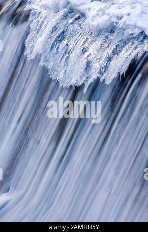 Il Cedar Creek di Cedarburg si blocca raramente a causa delle cascate che cadono a 60 piedi nella parte inferiore del torrente. Cicli di congelamento-scongelamento costanti Foto Stock